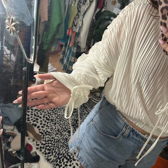 NWT Pleated Long Sleeve Cropped Top White Size Small - Picture 4 of 5